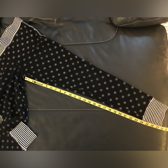 Rare Victoria’s Secret fireside thermal black with white snowflakes PJ set - Picture 14 of 16